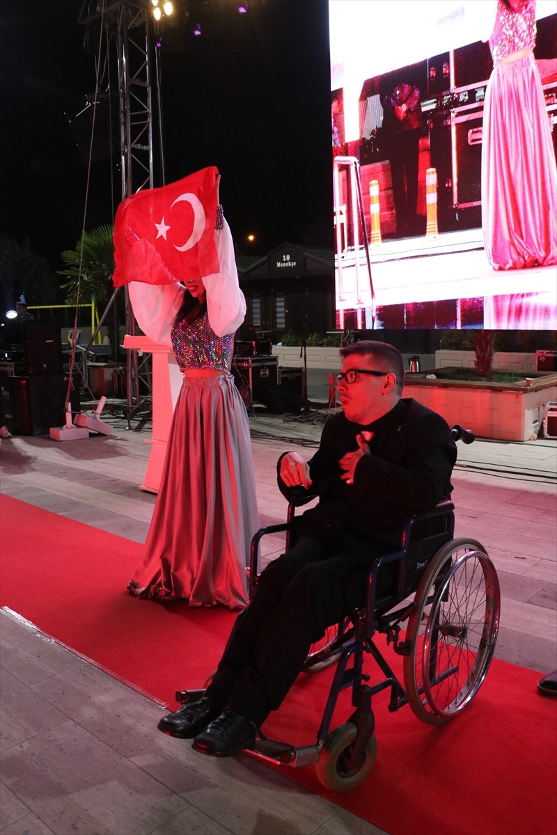 Samsunspor tarafından, engelli çocukların katılımıyla "Engelsiz Işıklar Havuz Başı Defilesi"...