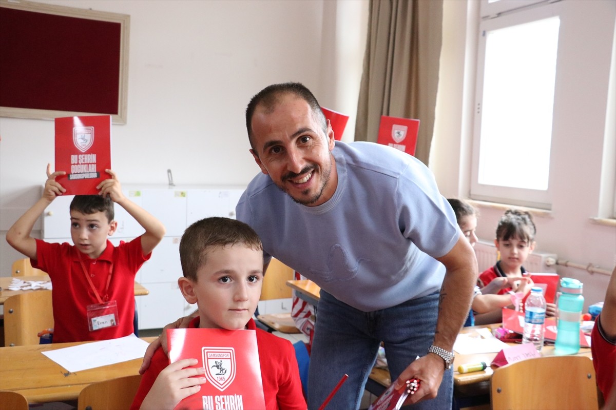 Samsunsporlu futbolcular, 1. sınıfa başlayan öğrencilere defter, kalem ve çam fidanı hediye etti....