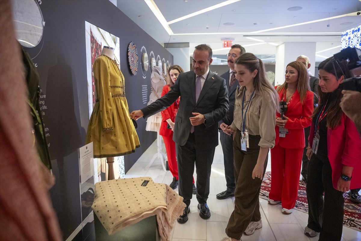 Sanayi ve Teknoloji Bakanı Mehmet Fatih Kacır, Cumhurbaşkanı Recep Tayyip Erdoğan'ın eşi Emine...