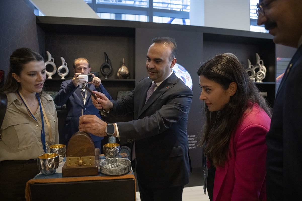 Sanayi ve Teknoloji Bakanı Mehmet Fatih Kacır, Cumhurbaşkanı Recep Tayyip Erdoğan'ın eşi Emine...