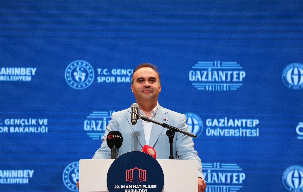 Sanayi ve Teknoloji Bakanı Mehmet Fatih Kacır, Gaziantep'te, ÖNDER İmam Hatipliler Derneğinin ev...