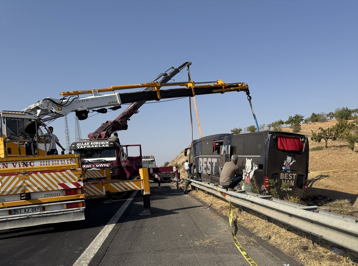 Şanlıurfa'nın Suruç ilçesinde devrilen yolcu otobüsündeki 27 kişi yaralandı.
