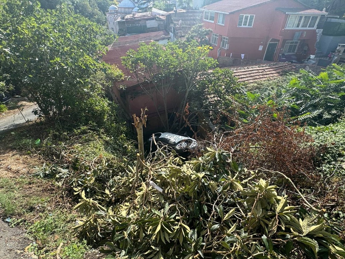 Sarıyer'de kontrolden çıkarak evin bahçesine düşen otomobilin sürücüsü yaralandı.