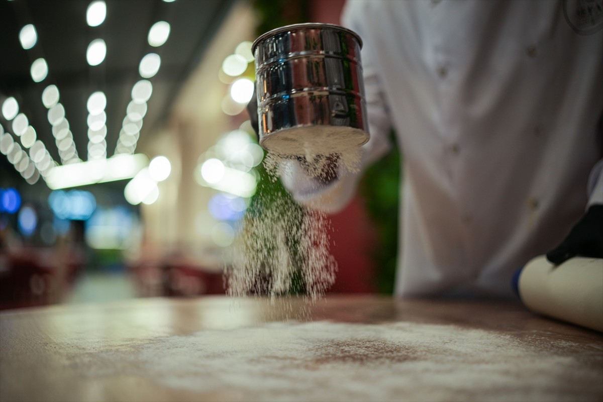 Sessiz mutfağında kendi tarifiyle börek ve pastalar yapan işitme engelli şef Sefa Barış...