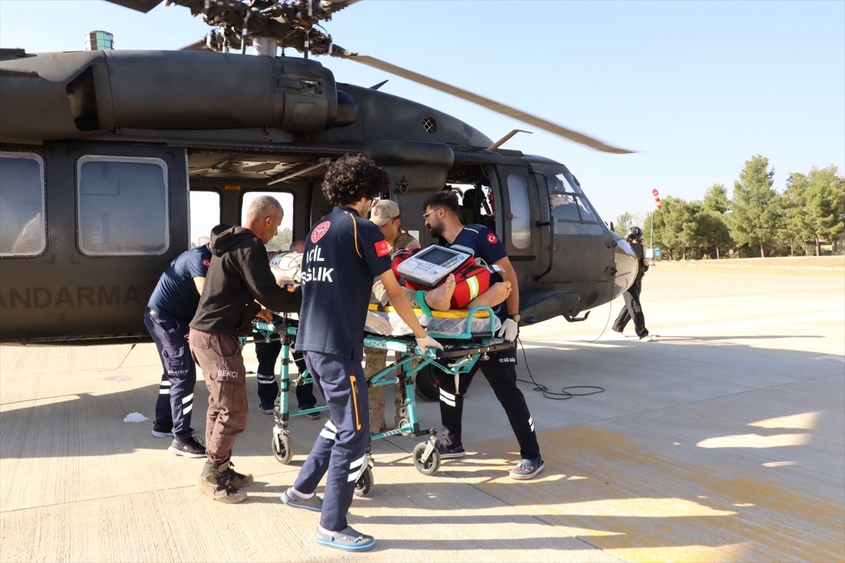 Siirt'in Eruh ilçesinde iş kazası sonucu yaralanan işçi askeri helikopterle hastaneye...