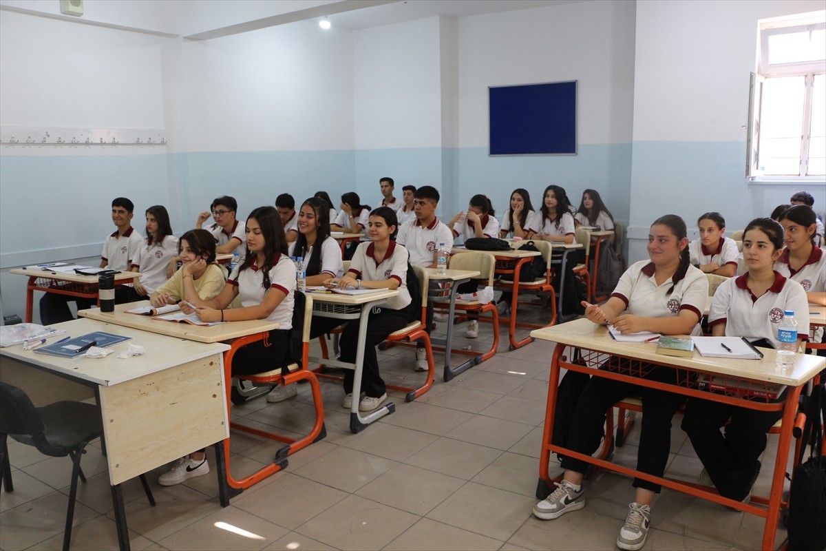 Şırnak'ın Silopi ilçesinde 16 yaşındaki Gülnaz Şahna, 9 yaşında yakalandığı akciğer kanserini...