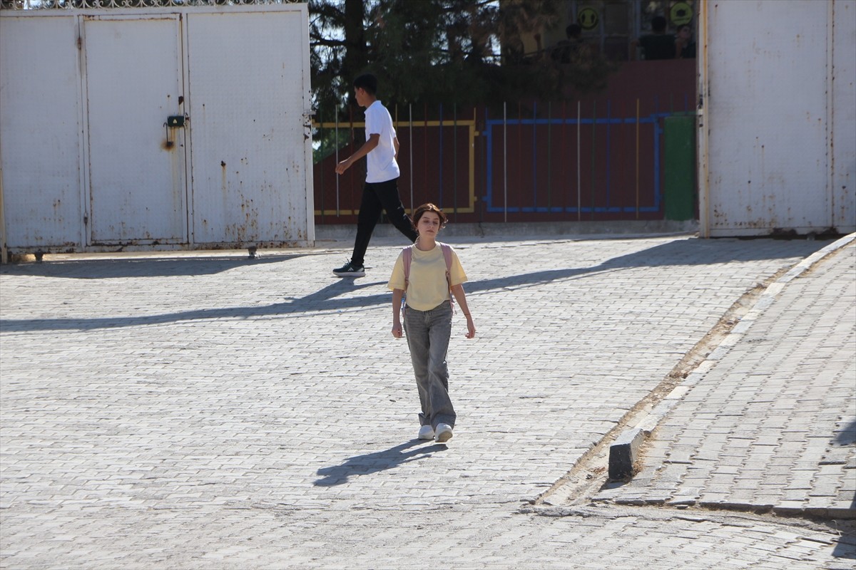 Şırnak'ın Silopi ilçesinde 16 yaşındaki Gülnaz Şahna, 9 yaşında yakalandığı akciğer kanserini...