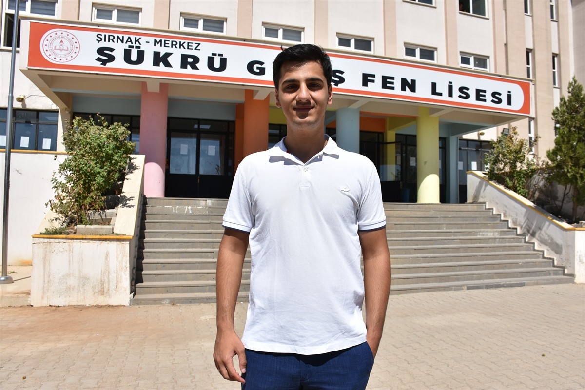 Şırnak'ta Şükrü Geliş Fen Lisesi'nden mezun olan Ayetullah Uslu(solda), ağabeyinden feyzalarak...