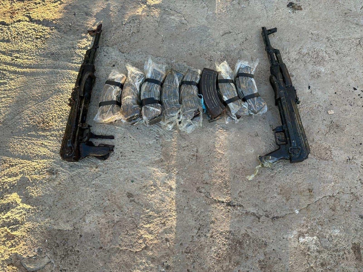 Şırnak’ın Cizre ilçesinde gerçekleştirilen uyuşturucu operasyonunda uyuşturucu ve silah ele...