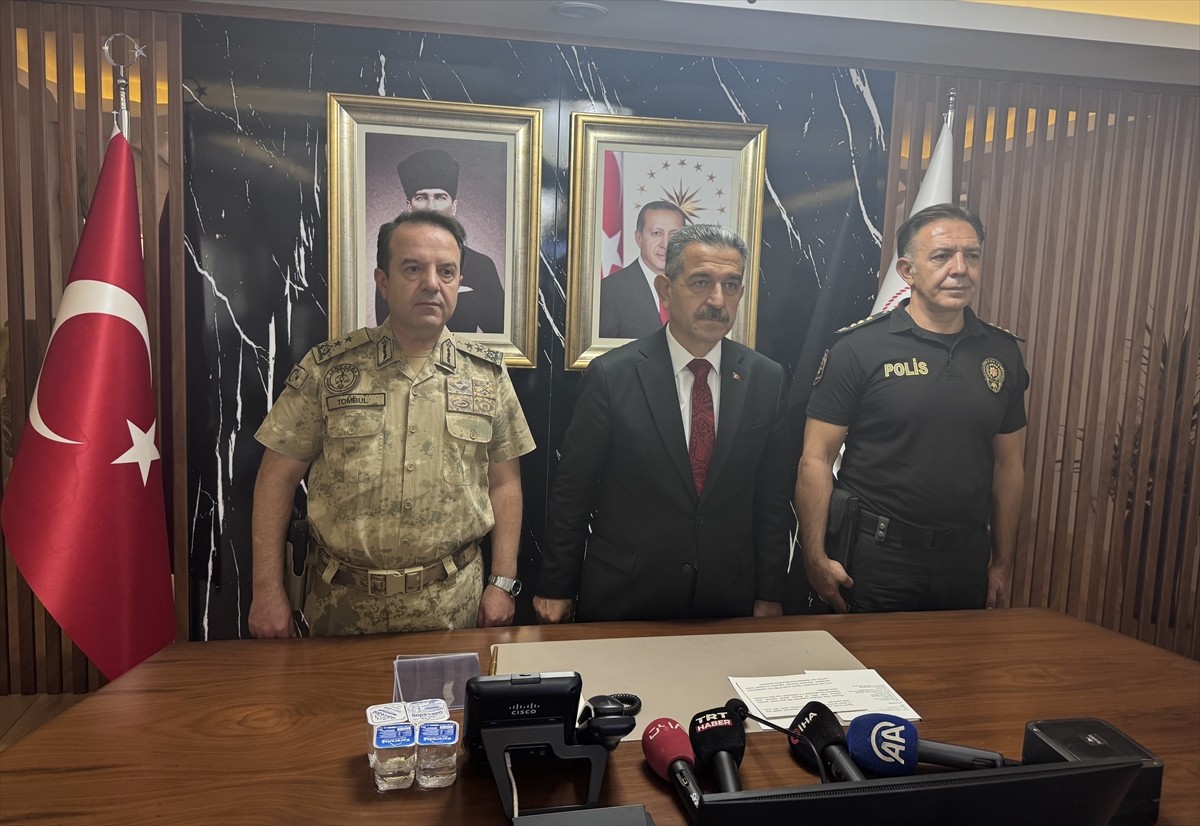 Şırnak Valisi Birol Ekici (ortada) başkanlığında Valilik Toplantı Salonu'nda İl Jandarma Komutanı...