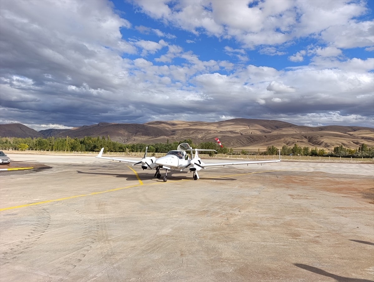 Sivas'ın Divriği ilçesinde, Nuri Demirağ tarafından 84 yıl önce inşa edilen havaalanının yeniden...
