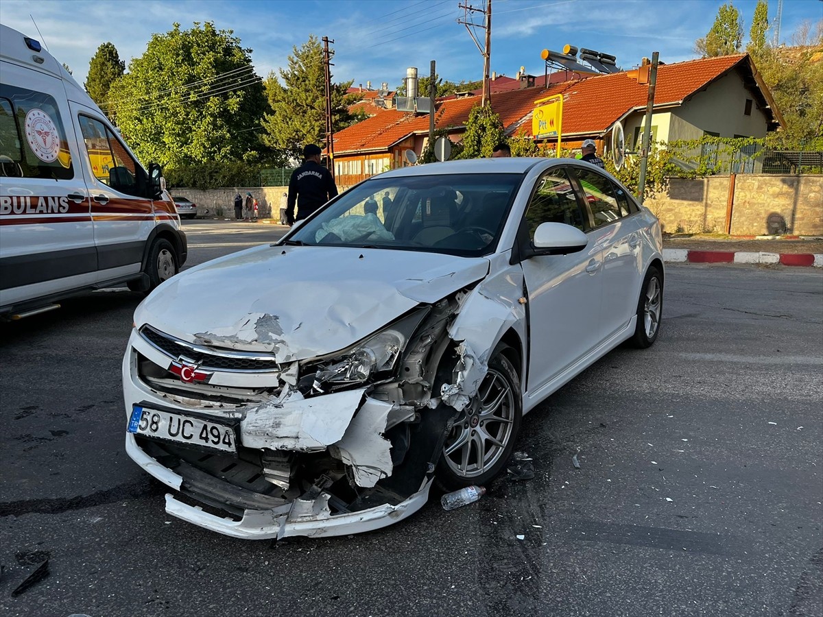 Sivas'ın Gemerek ilçesinde iki otomobilin çarpışması sonucu 3 kişi yaralandı.