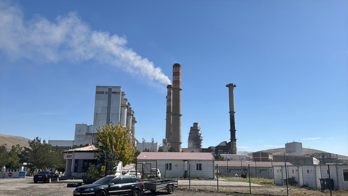 Sivas'ın Kangal ilçesinde termik santralde çıkan yangın, itfaiye ekiplerinin müdahalesiyle kontrol...