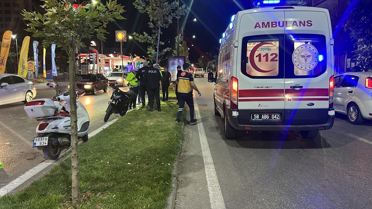 Sivas'ta iki motosikletin çarpıştığı kazada 2 kişi yaralandı.