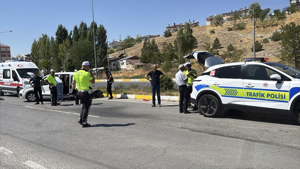 Sivas'ta otomobil ile hafif ticari aracın çarpışması sonucu 6 kişi yaralandı.