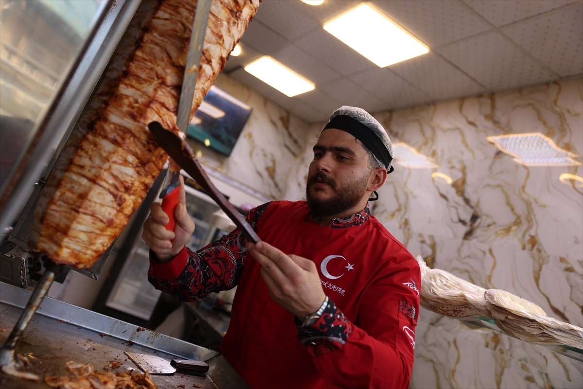 Suriye'deki 61 yıllık Baas rejiminin devrilmesinin ardından 12 yıl sonra ülkesine dönen Yusuf Şeyh...