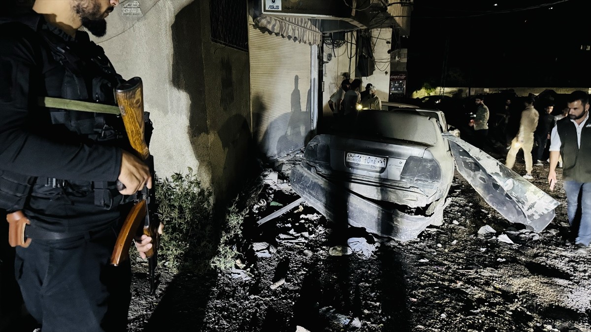 Suriye'nin başkenti Şam'da bir araca yerleştirilen patlayıcının infilak etmesi sonucu 1 kişi...