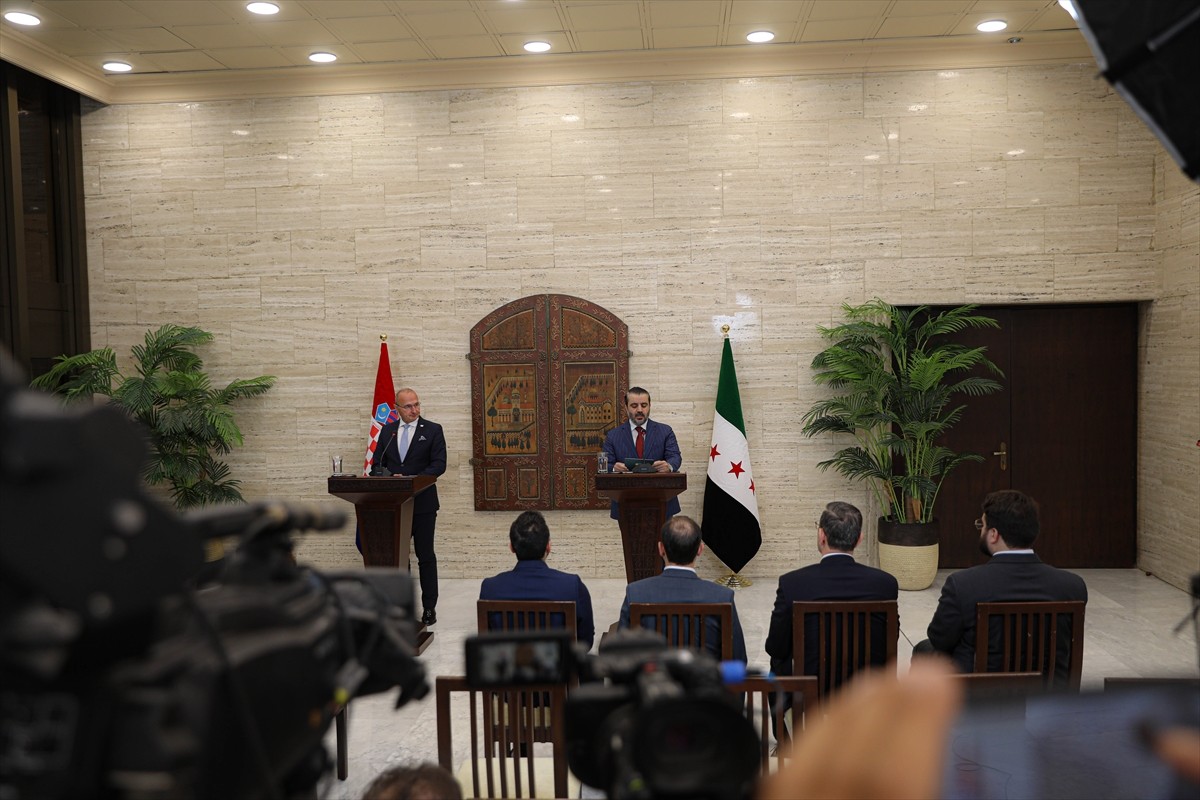 Suriye Dışişleri Bakanı Esad Hasan Şeybani (sağda), Hırvatistan Dışişleri ve Avrupa İşleri Bakanı...