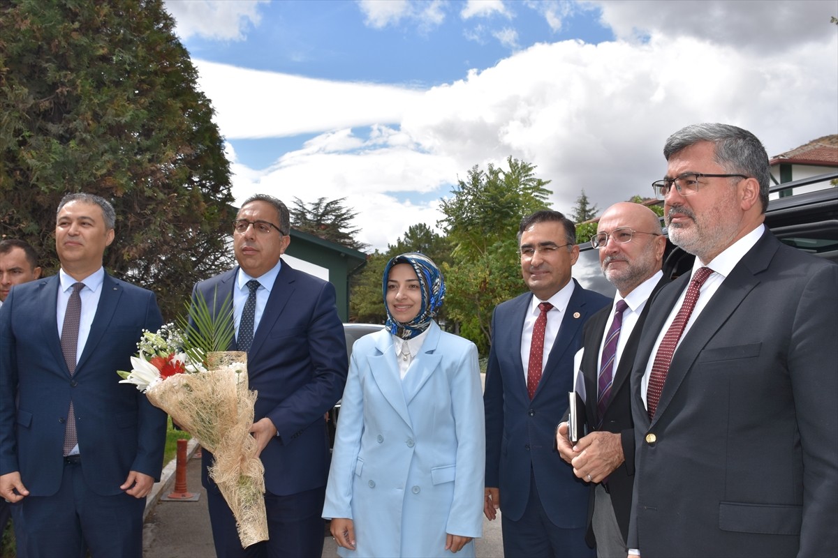 Tarım ve Orman Bakan Yardımcısı Ahmet Gümen (sağda), Afyonkarahisar'da ziyaretlerde bulundu. İl...
