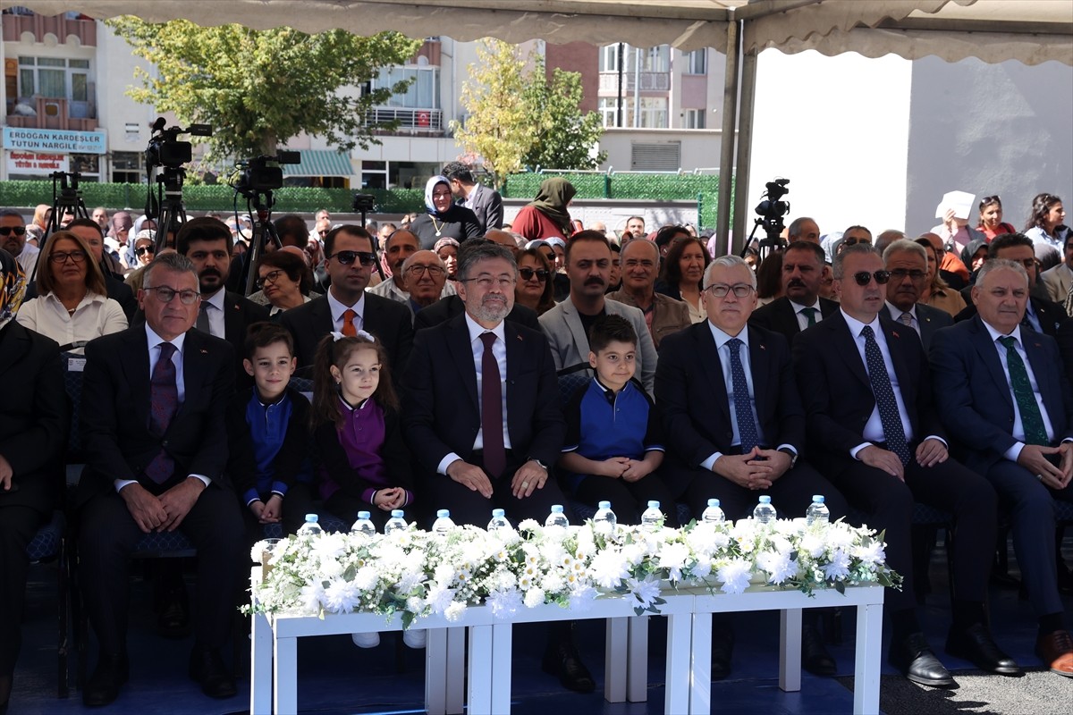 Tarım ve Orman Bakanı İbrahim Yumaklı (ortada), Sivas'ta çeşitli programlara katıldı. Yumaklı...