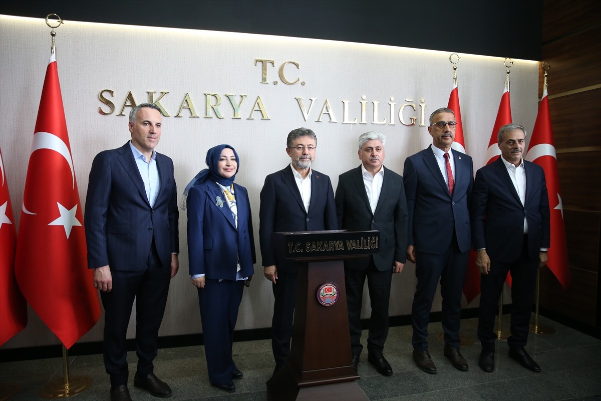 Tarım ve Orman Bakanı İbrahim Yumaklı, Sakarya Valiliği'ni ziyaret ederek şeref defterini...