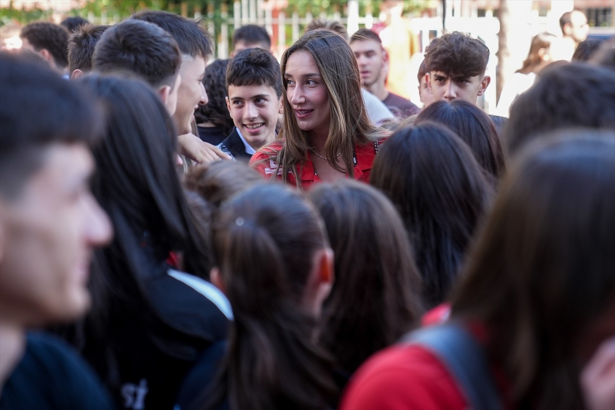 Tayland'ın başkenti Bangkok'da düzenlenen 2025 FIVB Dünya Şampiyonası'nda gümüş madalya kazanan A...