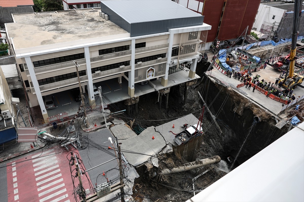 Tayland'ın başkenti Bangkok'ta yolun çökmesi sonucu derinliği 50 metreye, genişliği 30 metreye...