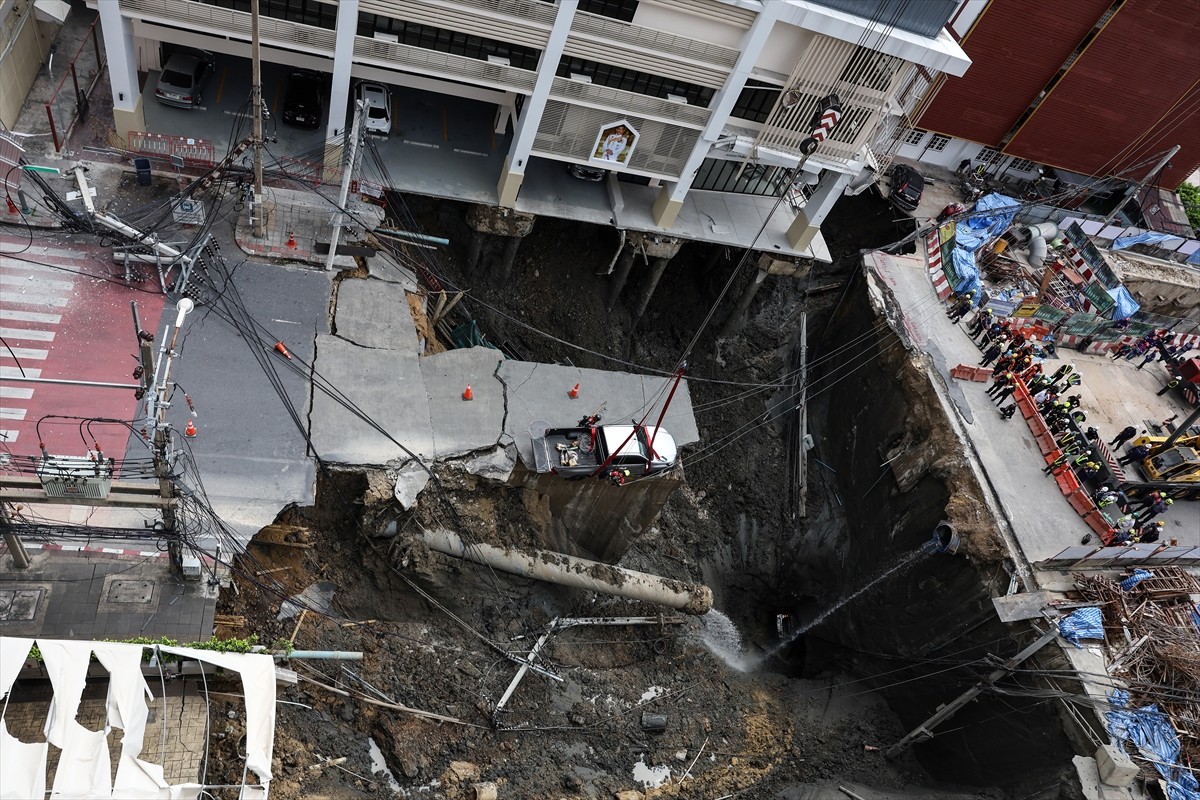 Tayland'ın başkenti Bangkok'ta yolun çökmesi sonucu derinliği 50 metreye, genişliği 30 metreye...