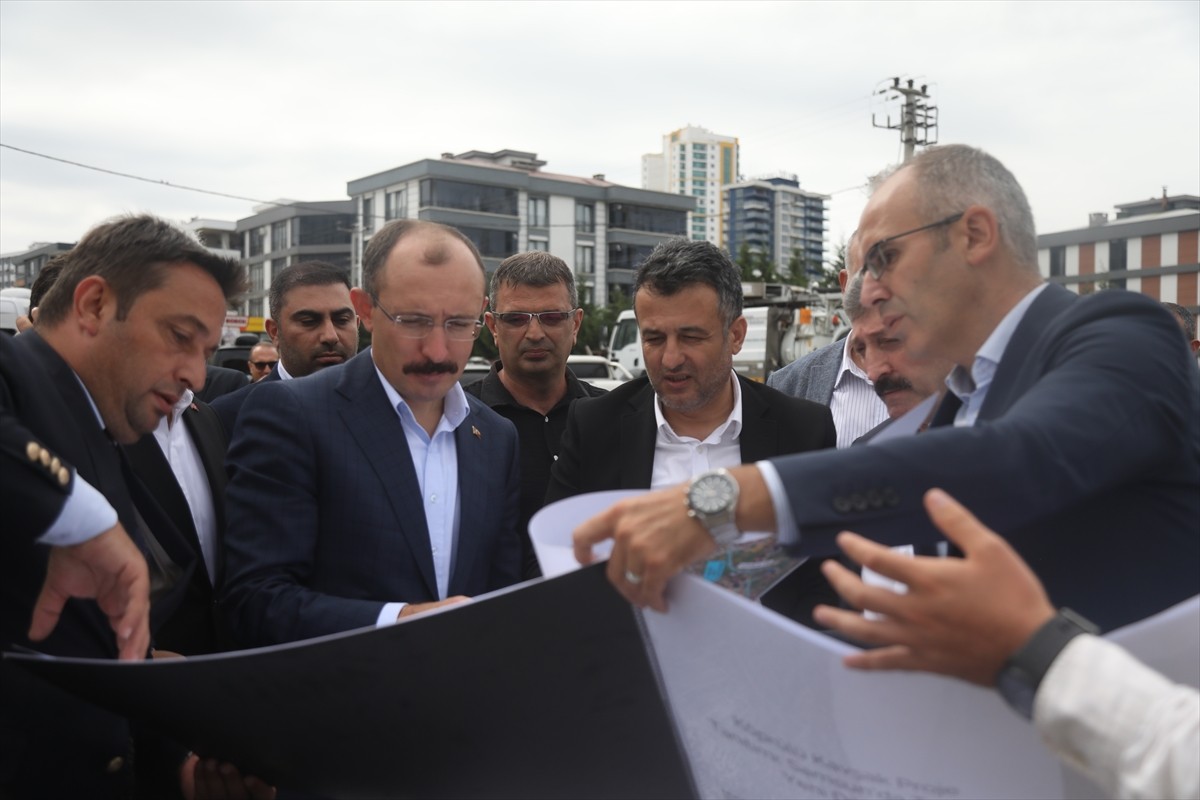 TBMM Plan ve Bütçe Komisyonu Başkanı ve AK Parti Samsun Milletvekili Mehmet Muş (sol 2), kentte...