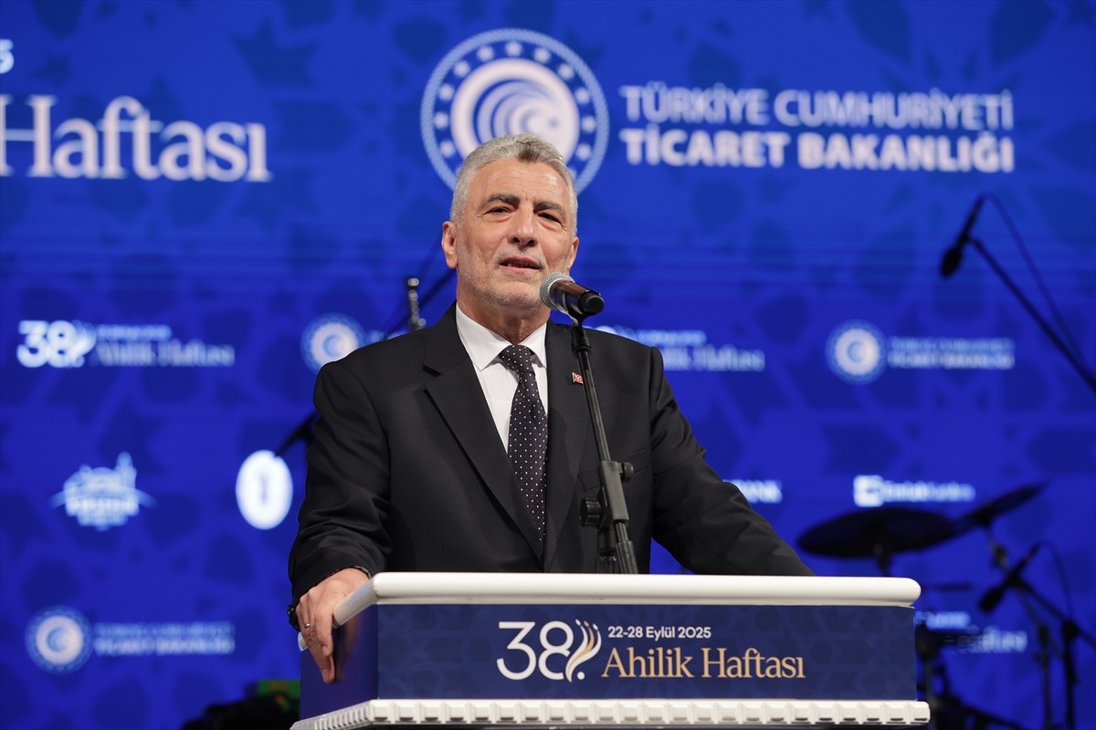 Ticaret Bakanı Ömer Bolat, Kırşehir'de Cacabey Meydanı'nda düzenlenen 38. Ahilik Haftası Kapanış...