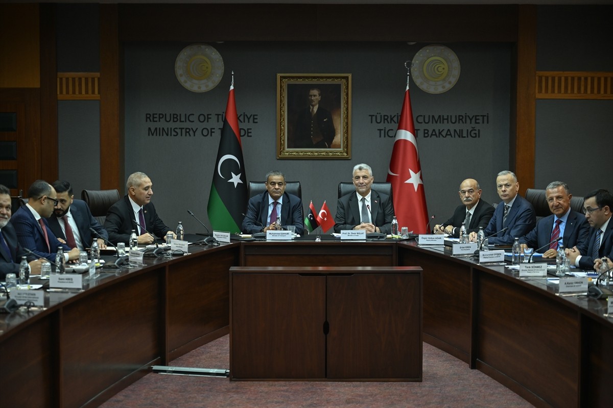 Ticaret Bakanı Ömer Bolat, Libya Ulaştırma Bakanı Muhammed Salim eş-Şehubi ile Bakanlıkta bir...