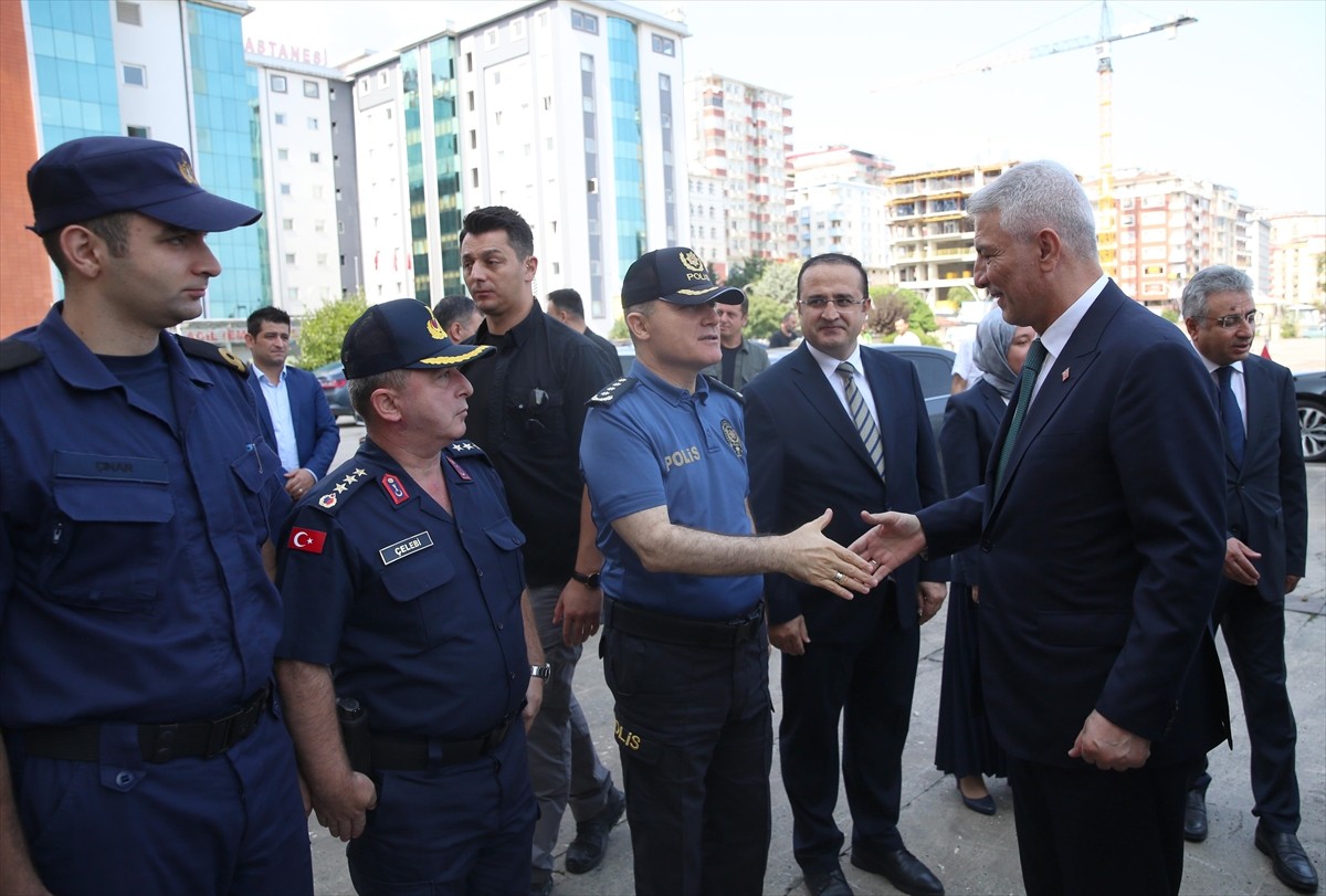 Ticaret Bakanı Ömer Bolat (sağda), Rize Valiliği'ni ziyaret etti. Bakan Bolat'ı, Rize Valisi İhsan...