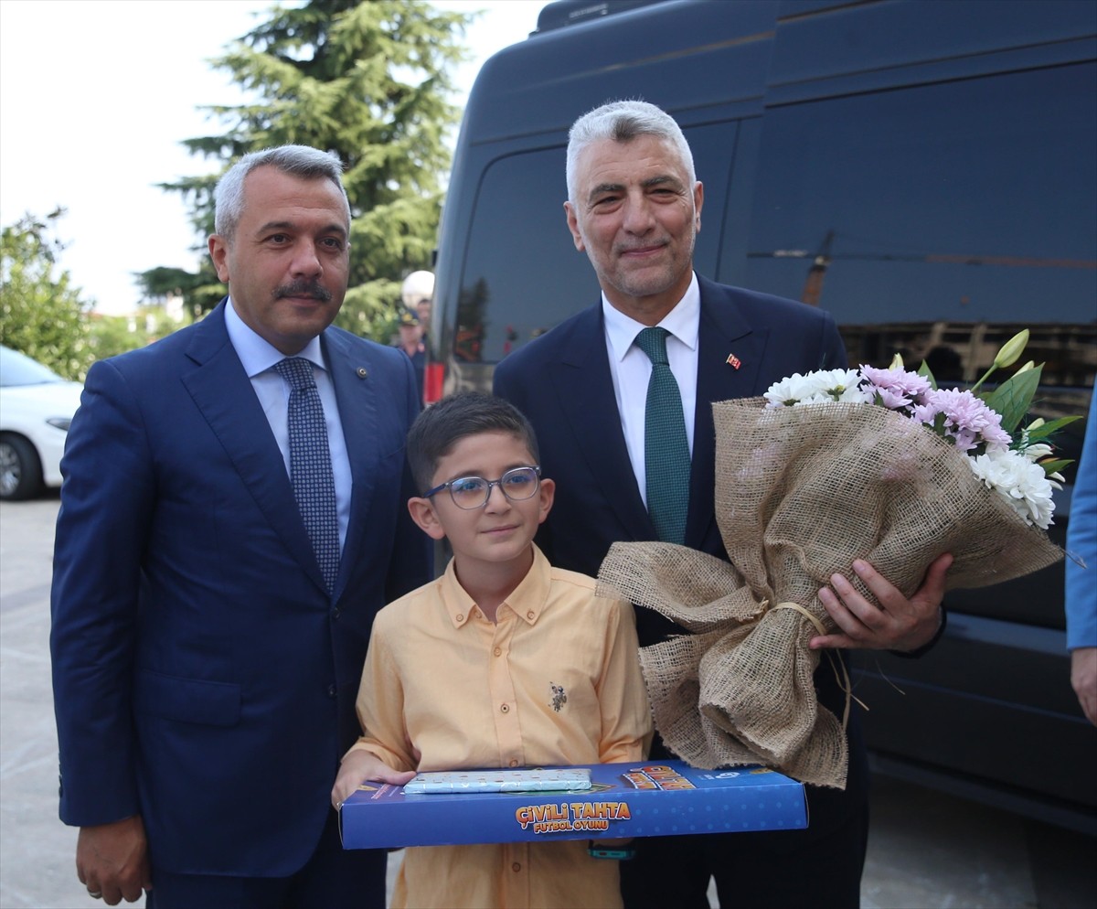 Ticaret Bakanı Ömer Bolat (sağda), Rize Valiliği'ni ziyaret etti. Bakan Bolat'ı, Rize Valisi İhsan...