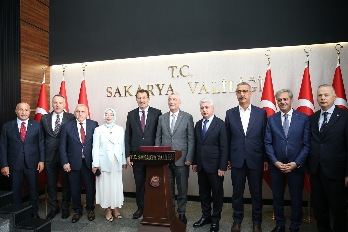 Ticaret Bakanı Ömer Bolat (solda), Sakarya Valiliği'ni ziyaret ederek, Şeref Defteri'ni imzaladı....