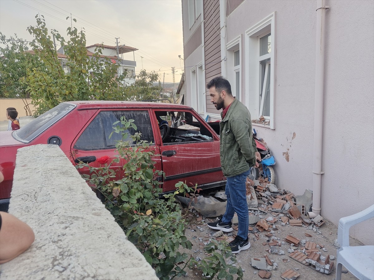Tokat'ın Erbaa ilçesinde otomobil ile elektrikli bisikletin çarpışması sonucu 3 çocuk yaralandı....