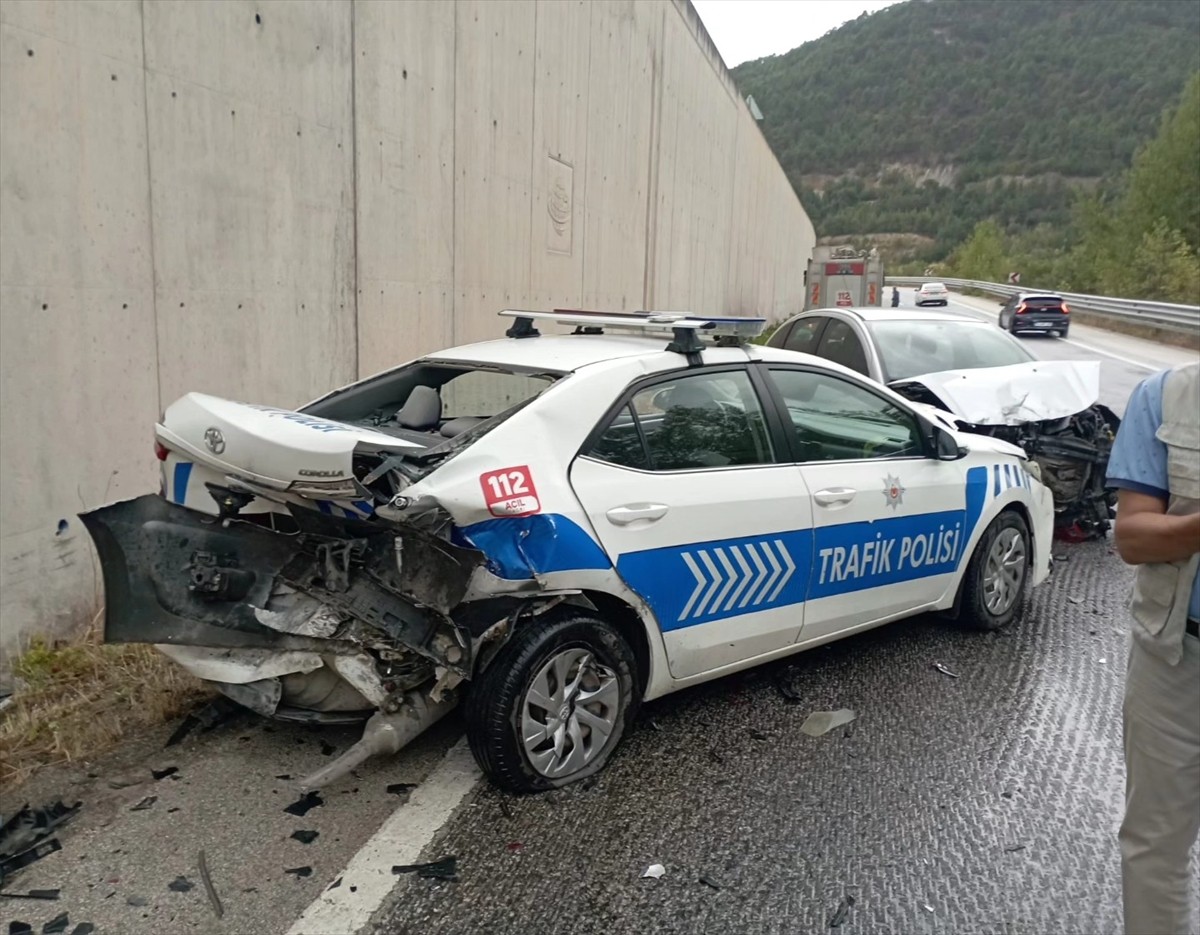 Tokat'ın Niksar ilçesinde, bir otomobil istinat duvarına çarptı. Bir başka otomobil ise bölgeye...