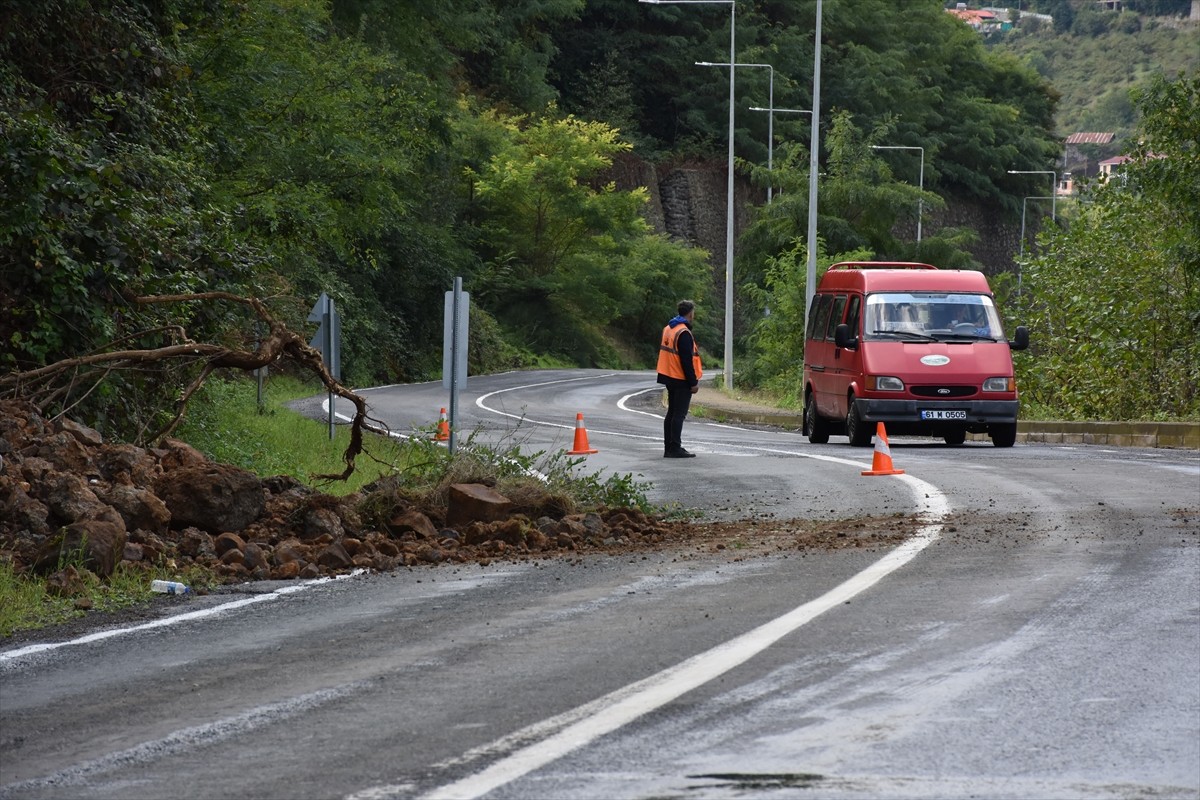 Trabzon'un Akçaabat ilçesinde meydana gelen toprak kayması nedeniyle Sera Gölü yolunda ulaşım, tek...