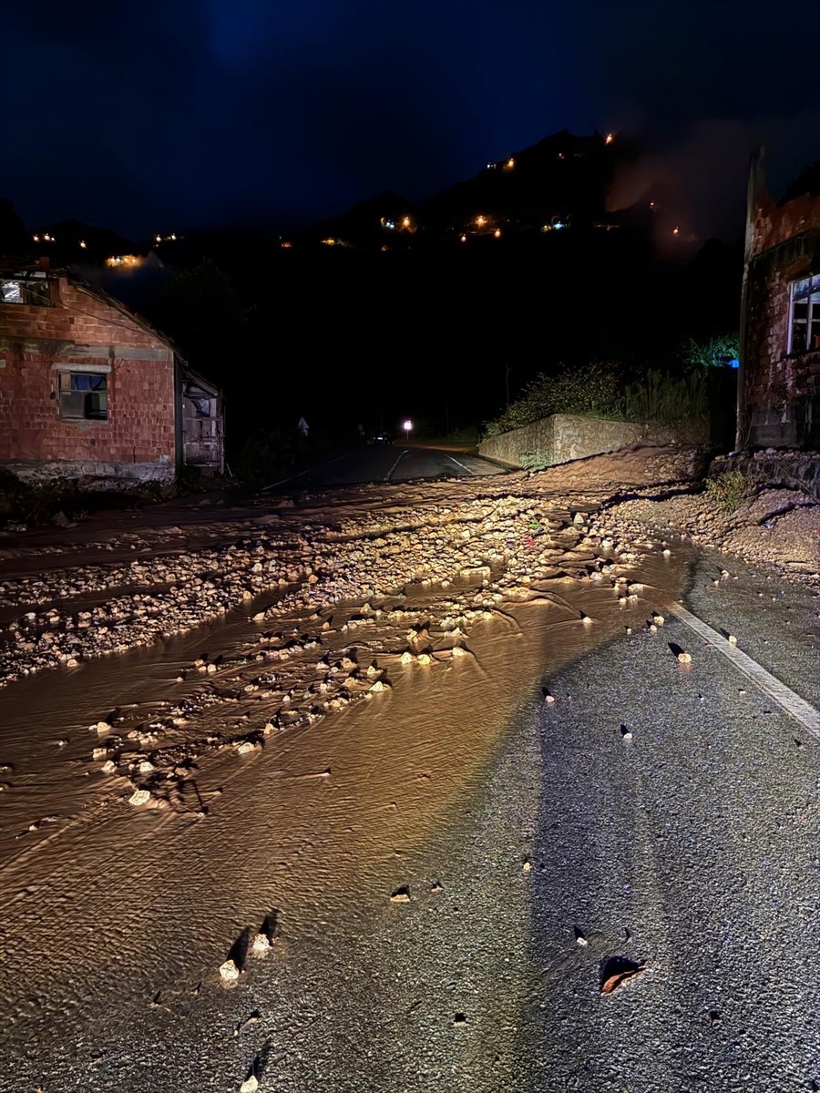 Trabzon'un Arsin ilçesinde sağanak, heyelana neden oldu. İlçe genelinde aralıklarla devam eden...