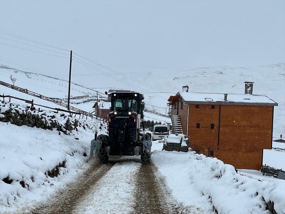 Trabzon'un Çaykara ilçesine bağlı Çayıroba Yaylası'nda kar yağışı nedeniyle mahsur kalan 8 kişi...