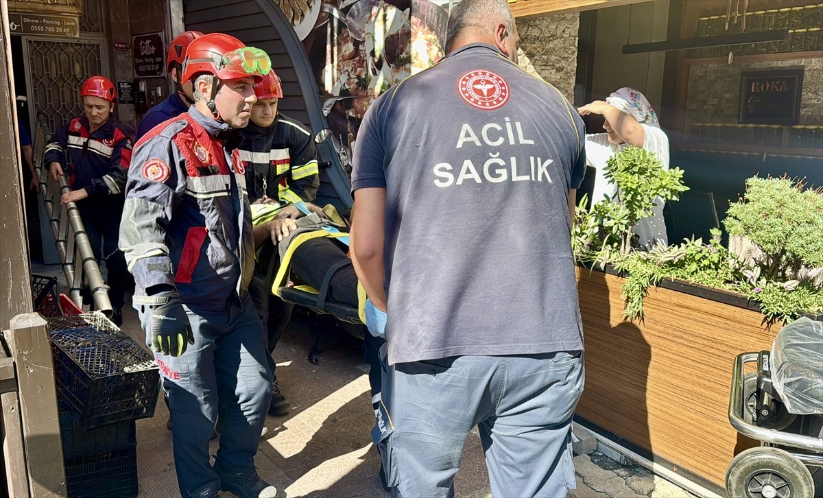 Trabzon'un Ortahisar ilçesinde asansör boşluğuna düşen işçi, hastanede tedavi altına...