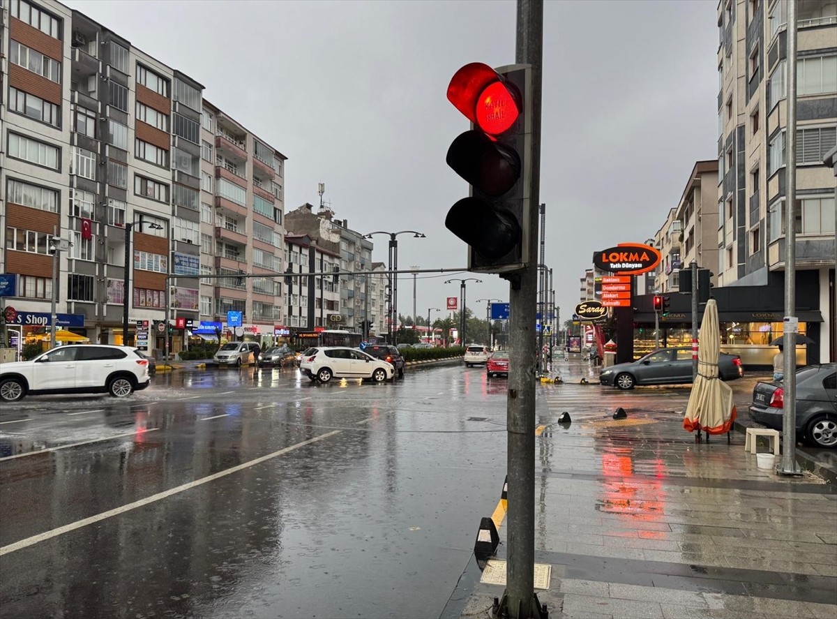 Trabzon'un Ortahisar ilçesinde sağanak hayatı olumsuz etkiledi. Yollarda su birikmesi nedeniyle...