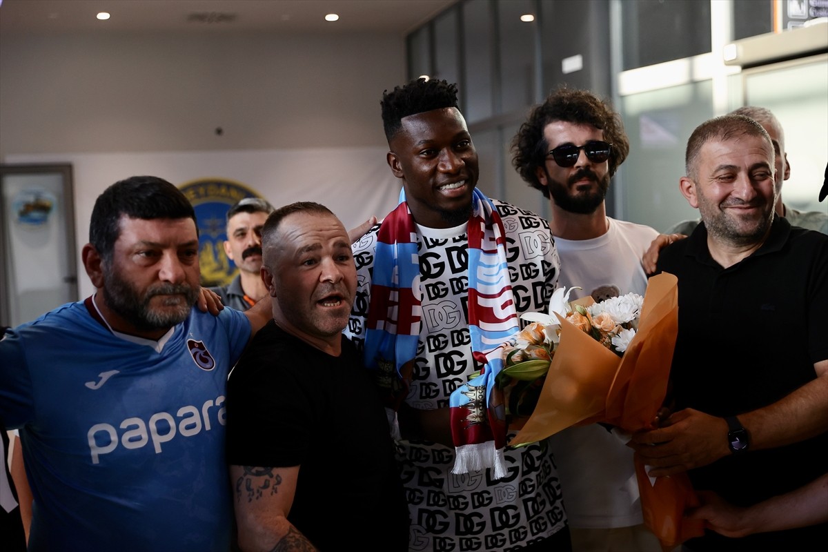 Trabzonspor'un Manchester United Kulübü'nden kiralık olarak anlaşmaya vardığı Andre Onana(ortada)...