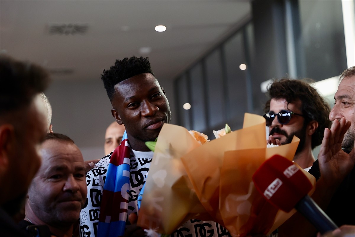 Trabzonspor'un Manchester United Kulübü'nden kiralık olarak anlaşmaya vardığı Andre Onana(ortada)...