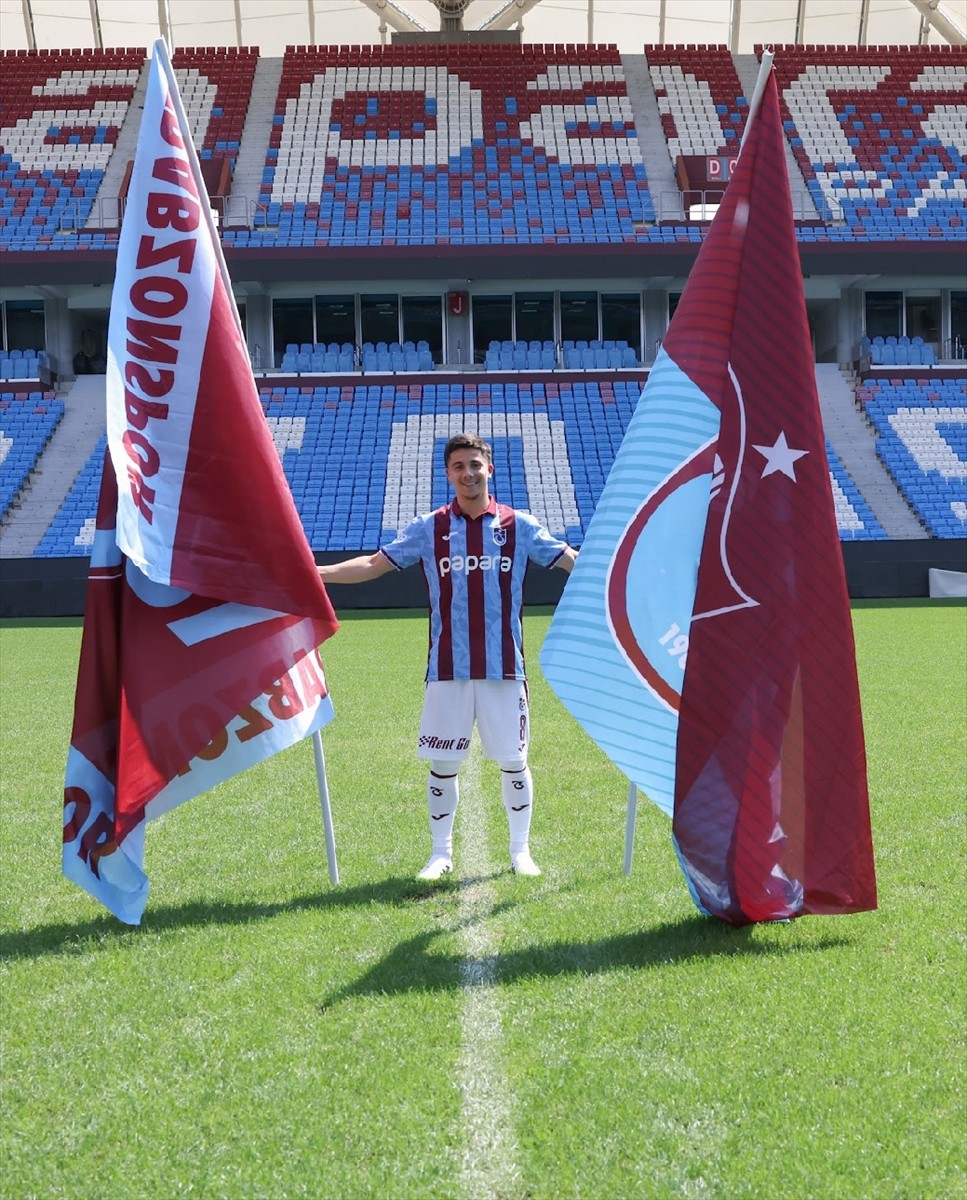 Trabzonspor Kulübü, Faslı futbolcu Benjamin Bouchouari ile 3+1 yıllığına anlaşma sağladı.