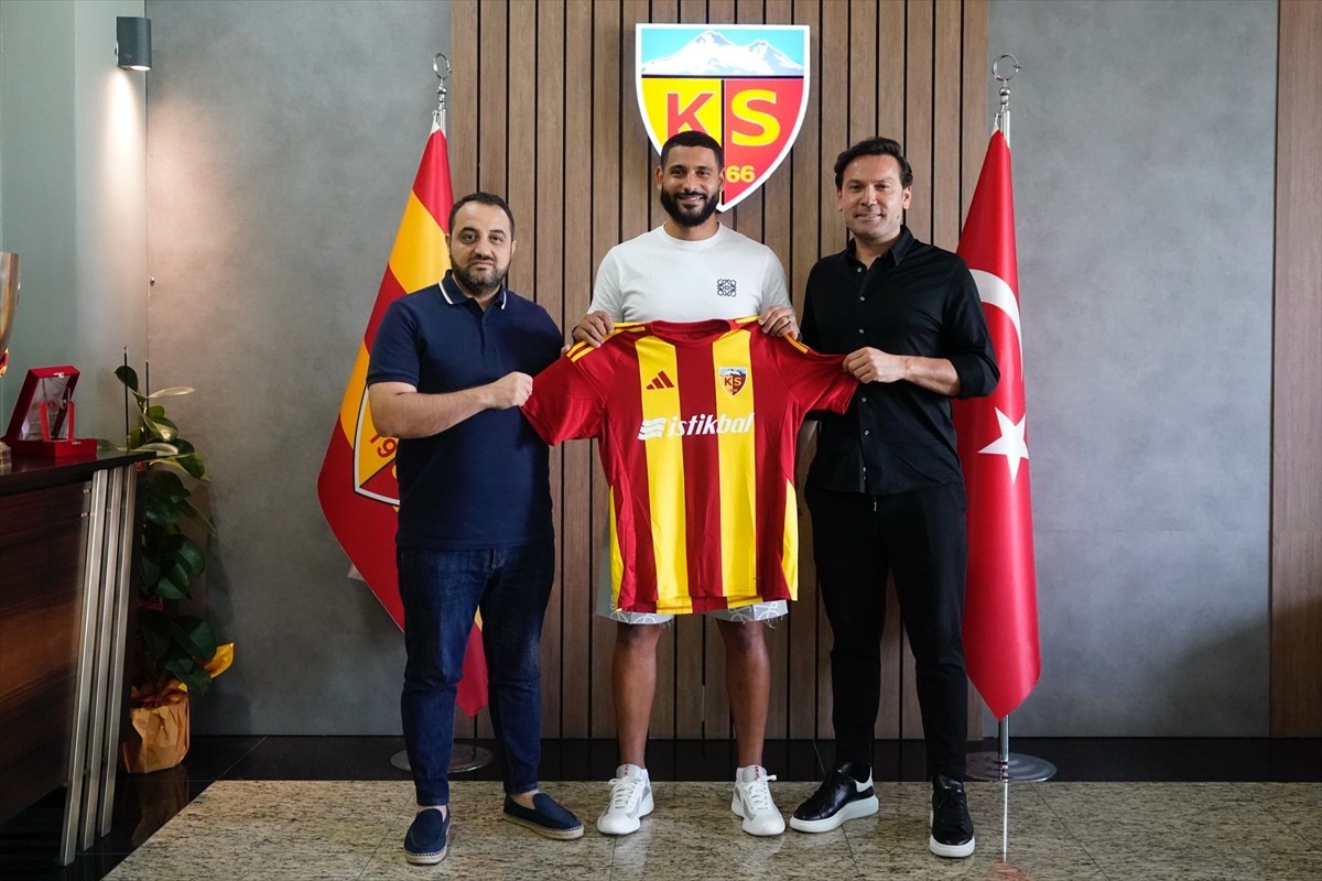 Trendyol Süper Lig ekiplerinden Zecorner Kayserispor, Youssef Ait Bennasser'i (ortada) kadrosuna...