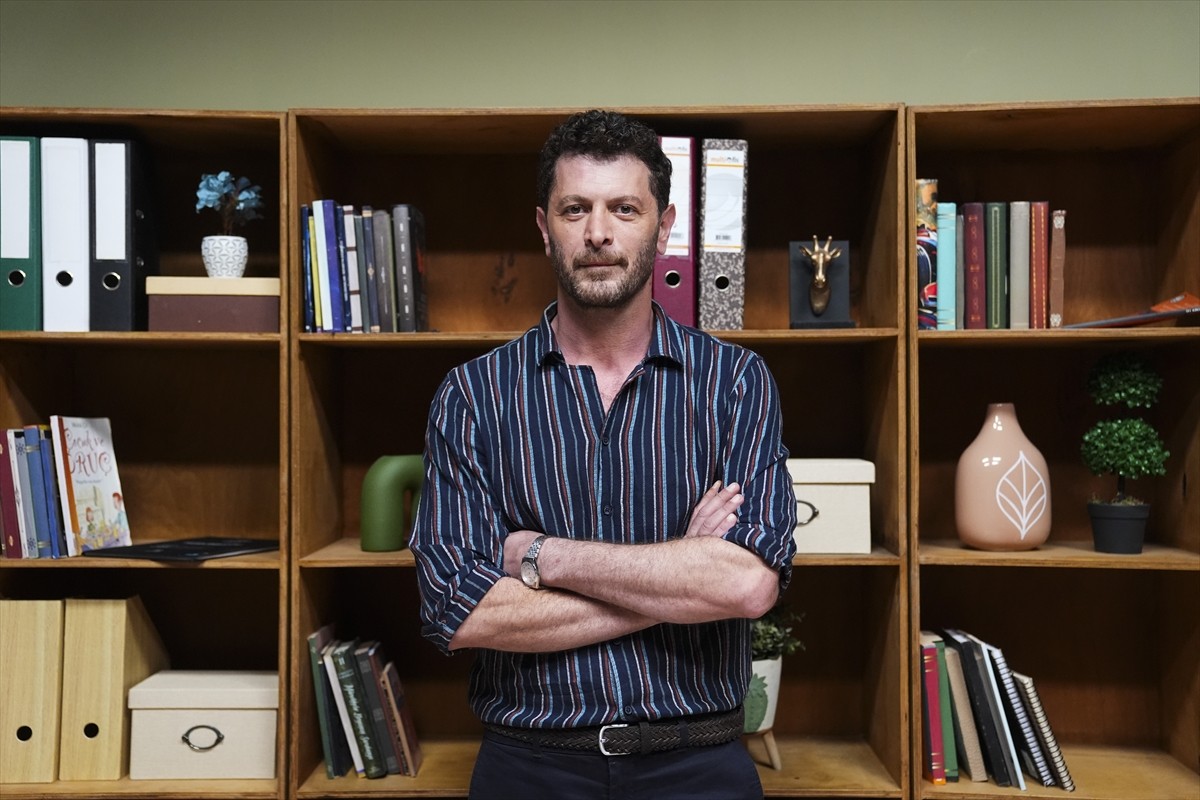 TRT 1 dizisi "Kod adı Kırlangıç" setinde oyuncu Uğur Karabulut, yeni sezon öncesi AA muhabirine...