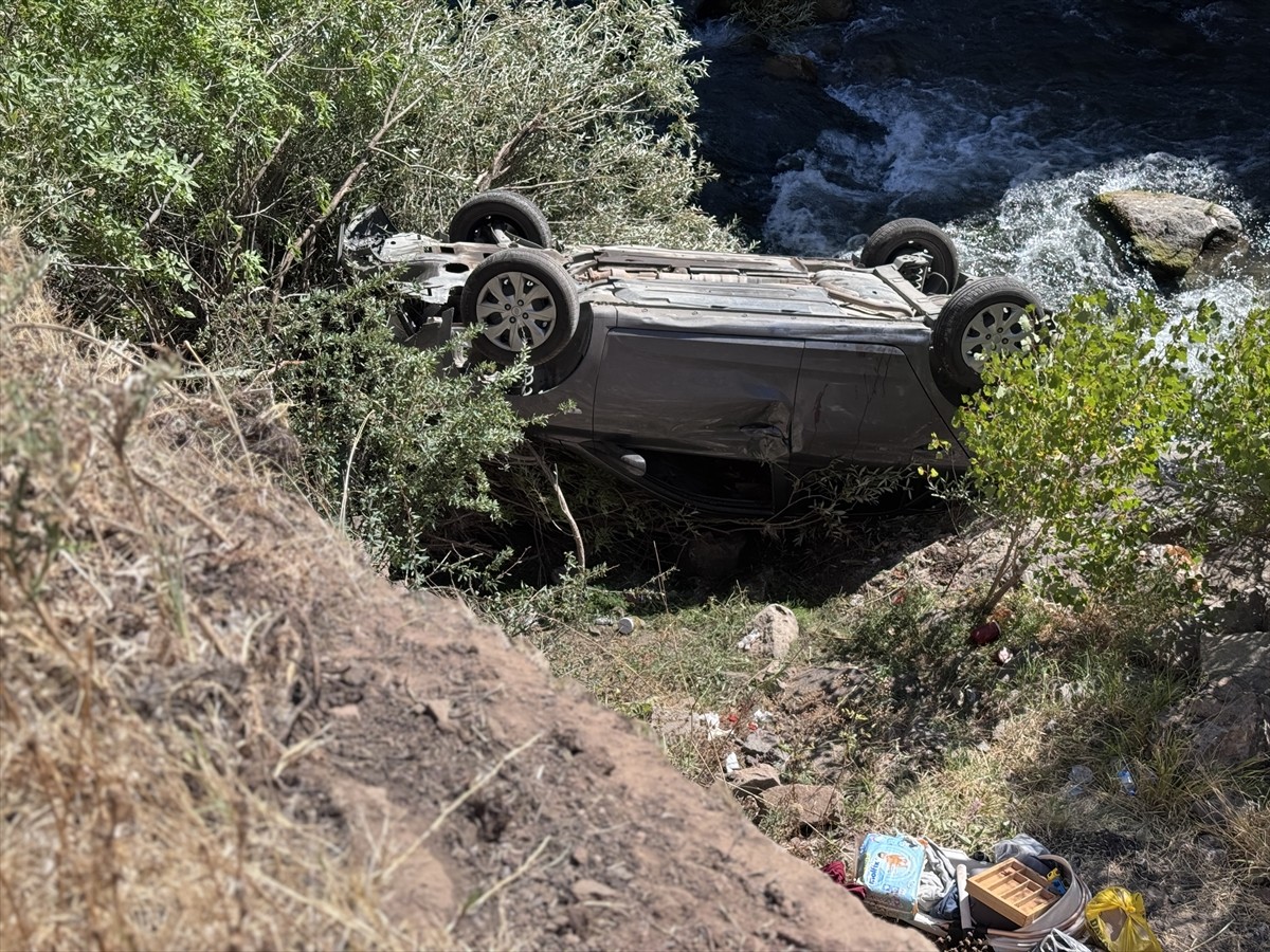 Tunceli'nin Pülümür ilçesinde otomobilin şarampole devrilmesi sonucu 3 kişi yaralandı. İhbar...