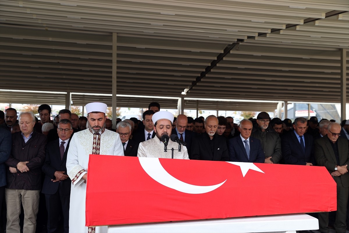 Türk edebiyatının müstesna isimlerinden biri olarak tanınan şair, yazar ve hukukçu Yavuz Bülent...