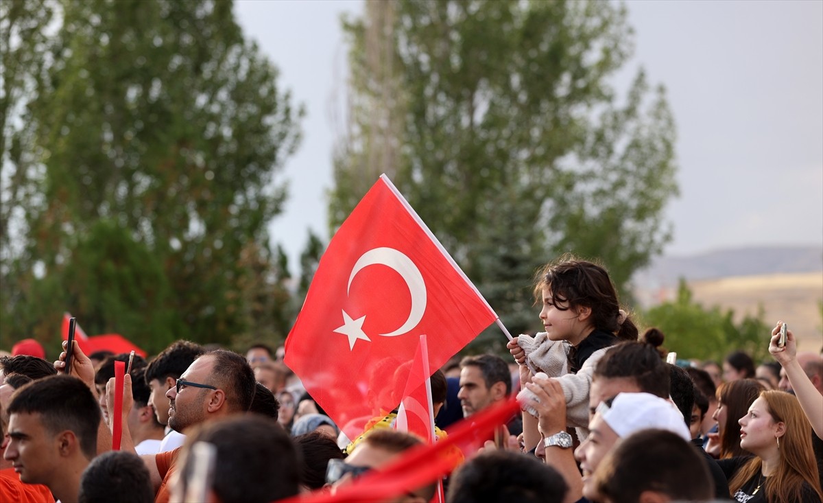 Türk Hava Kuvvetleri akrobasi timi SOLOTÜRK, 4 Eylül Sivas Kongresi'nin 106. yıl dönümü...