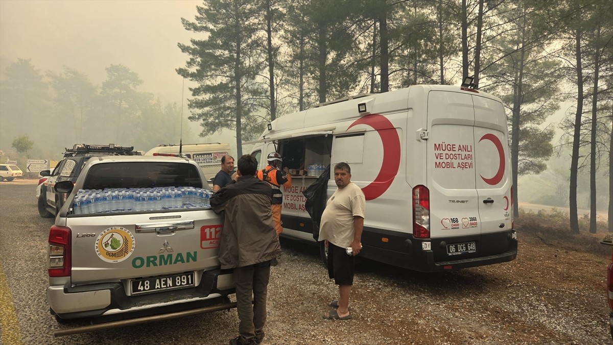 Türk Kızılay, orman yangınlarının devam ettiği Muğla'nın Köyceğiz ilçesiyle Antalya'nın Alanya...